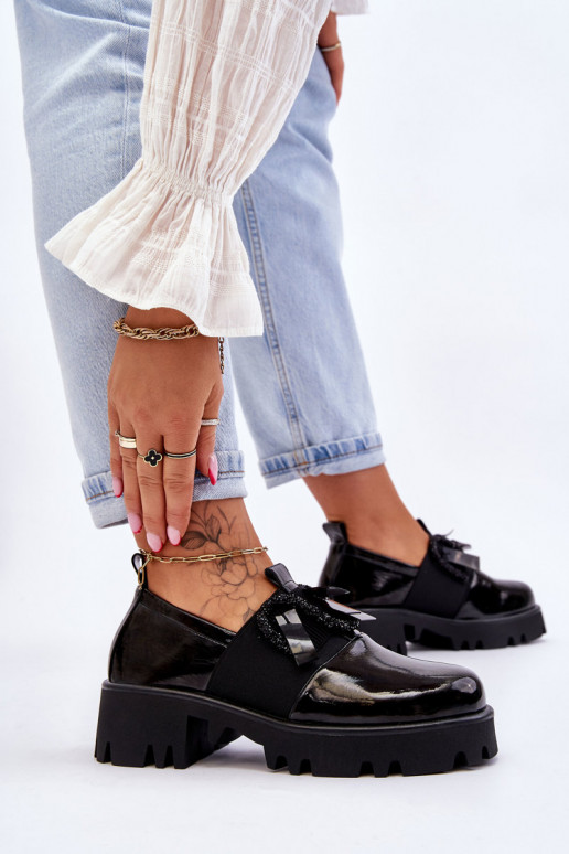 Sapatos em efeito laca preta com lindos detalhes Keily