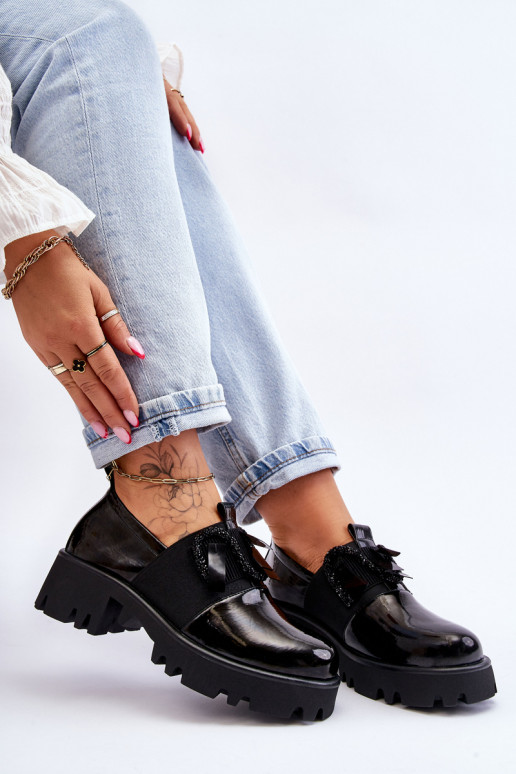 Sapatos em efeito laca preta com lindos detalhes Keily