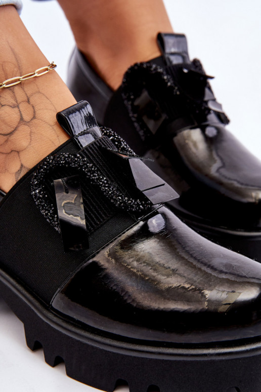 Sapatos em efeito laca preta com lindos detalhes Keily