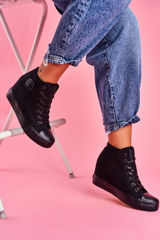 Tênis preto modelo Big Star com... Tênis preto modelo Big Star com...