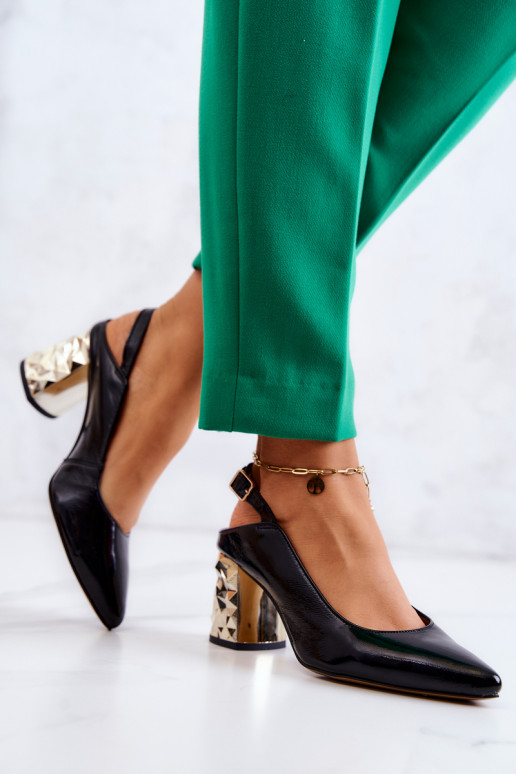 Sapatos pretos com salto largo dourado Sapatos pretos com salto largo dourado