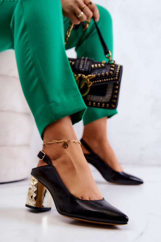 Sapatos pretos com salto largo dourado Sapatos pretos com salto largo dourado