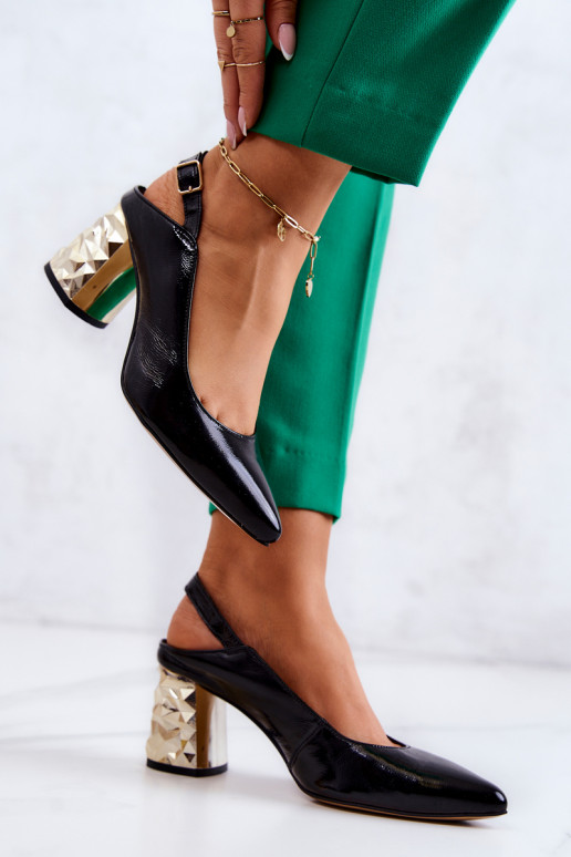 Sapatos pretos com salto largo dourado Sapatos pretos com salto largo dourado