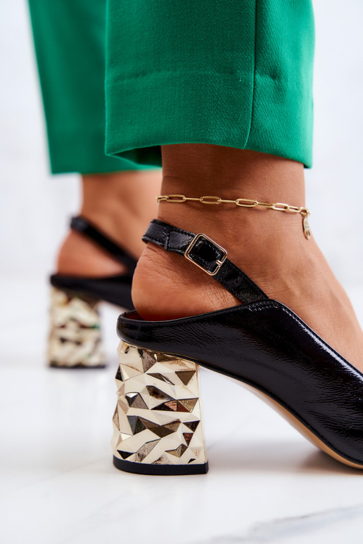 Sapatos pretos com salto largo dourado Sapatos pretos com salto largo dourado