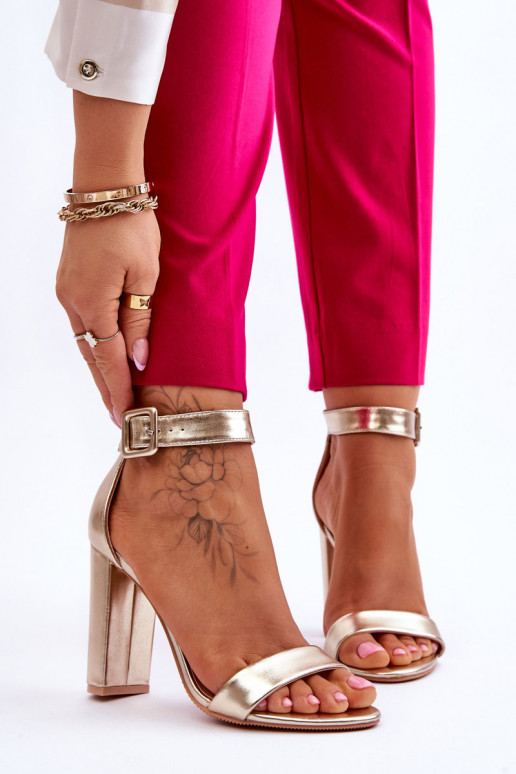 Sapatos dourados de salto alto Georgina