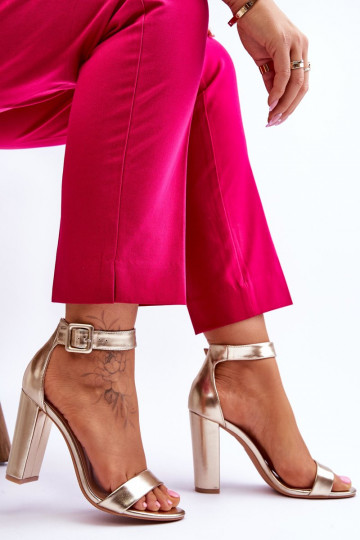 Sapatos dourados de salto... 2