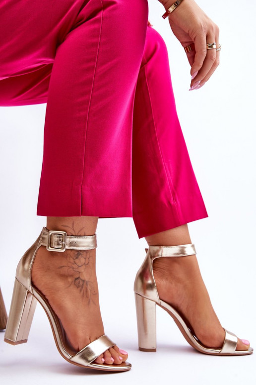 Sapatos dourados de salto alto Georgina