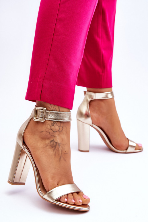 Sapatos dourados de salto alto Georgina