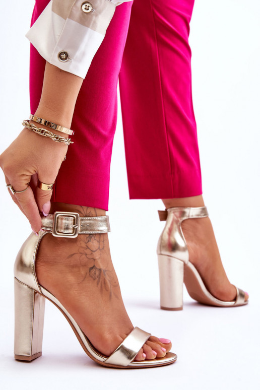 Sapatos dourados de salto alto Georgina