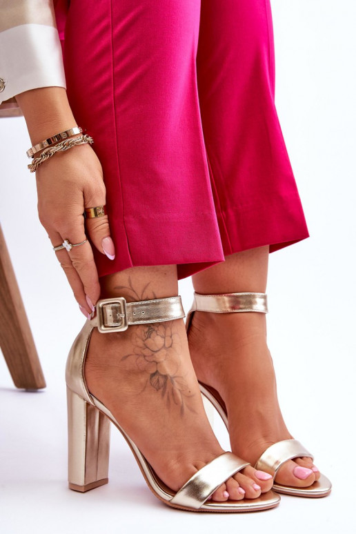 Sapatos dourados de salto alto Georgina