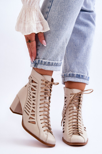 Botins perfurados de modelo exclusivo para mulher na cor marfim