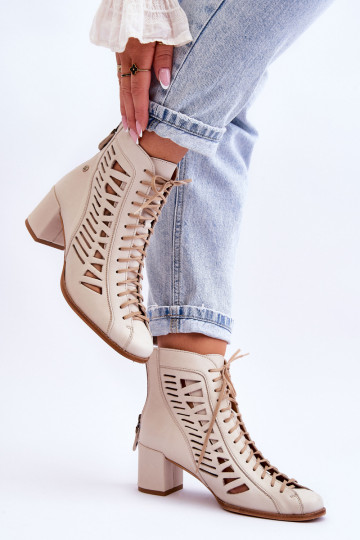Botins perfurados de modelo exclusivo para mulher na cor marfim 2