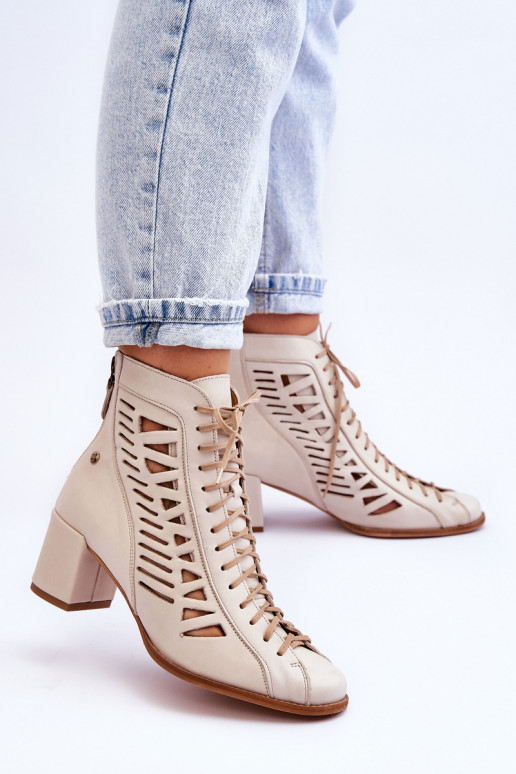 Botins perfurados de modelo exclusivo para mulher na cor marfim