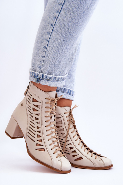 Botins perfurados de modelo exclusivo para mulher na cor marfim