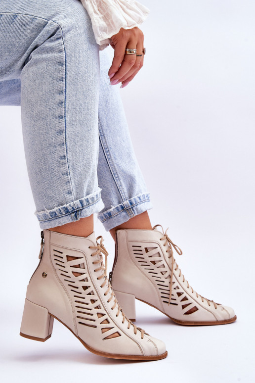 Botins perfurados de modelo exclusivo para mulher na cor marfim