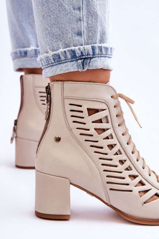 Botins perfurados de modelo exclusivo... Botins perfurados de modelo exclusivo...