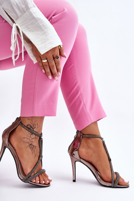 Sapatos de salto fino com tachas prateadas Jenesis.