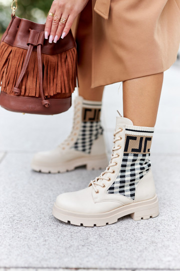 Botas bege são feitas de tecido elástico