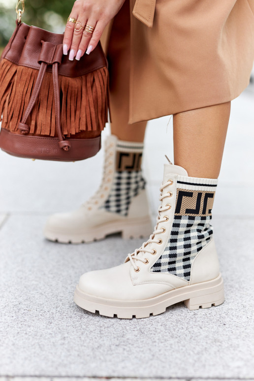 Botas bege são feitas de tecido elástico