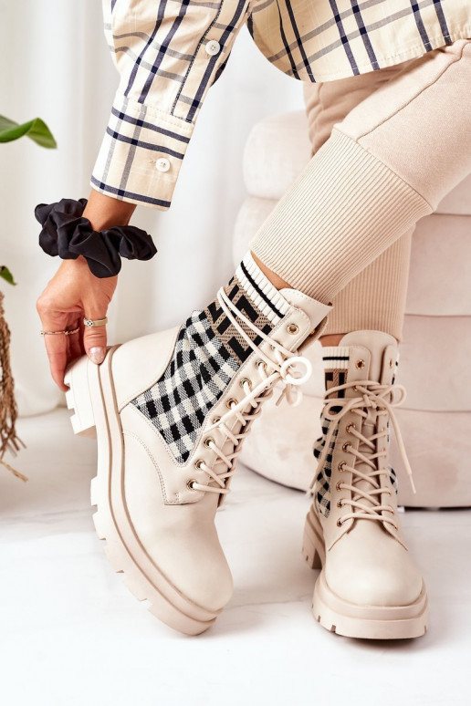 Botas bege são feitas de tecido elástico