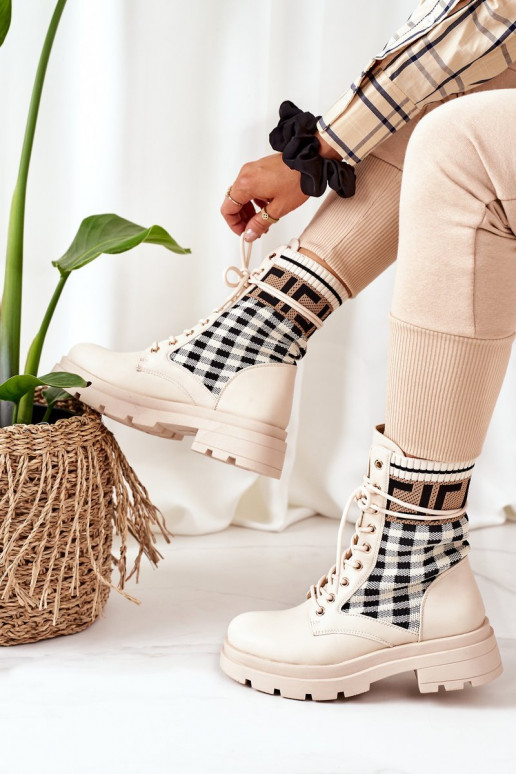 Botas bege são feitas de tecido elástico