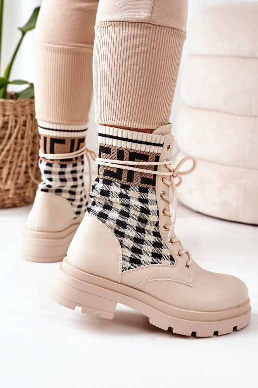 Botas bege são feitas de tecido elástico