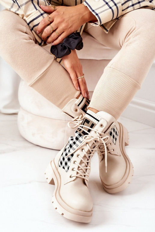 Botas bege são feitas de tecido elástico Botas bege são feitas de tecido elástico