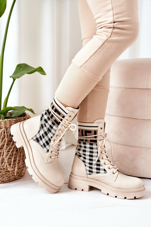 Botas bege são feitas de tecido elástico