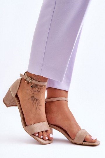 Sapatos bege com salto baixo