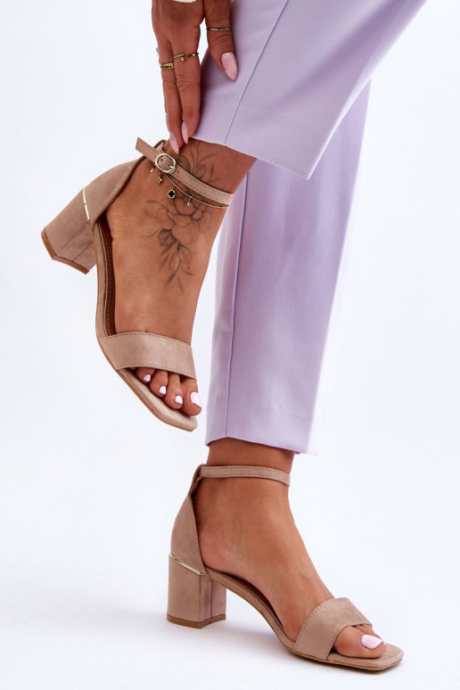 Sapatos bege com salto baixo