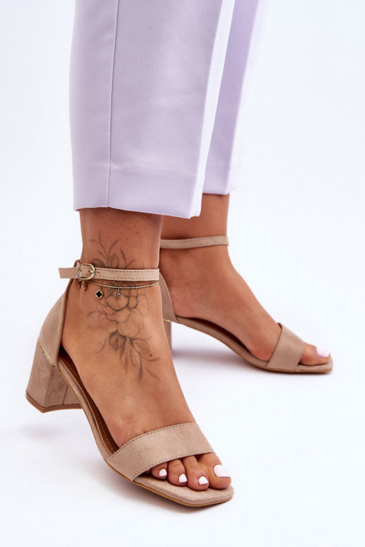 Sapatos bege com salto baixo