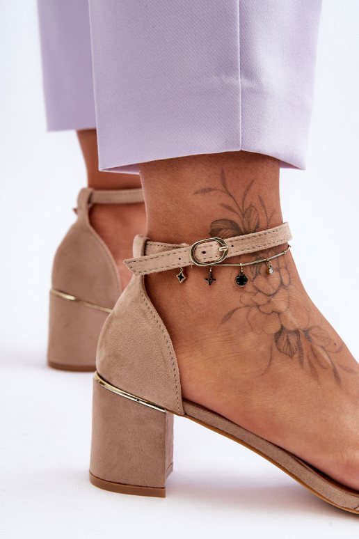 Sapatos bege com salto baixo