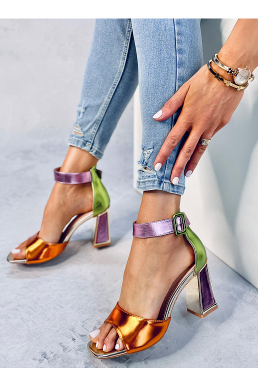 Sapatos coloridos de salto alto...