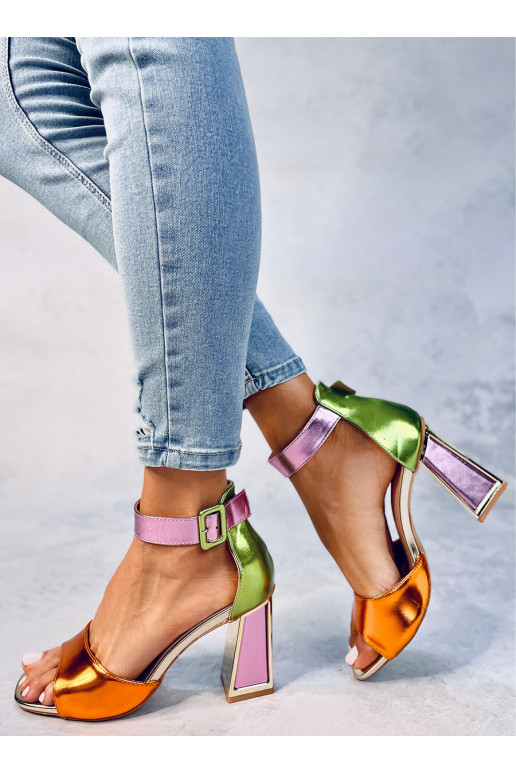 Sapatos coloridos de salto alto...