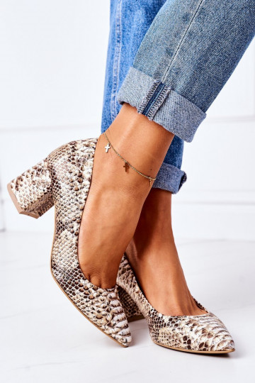 Sapatos dourados com padrões de cobra 2