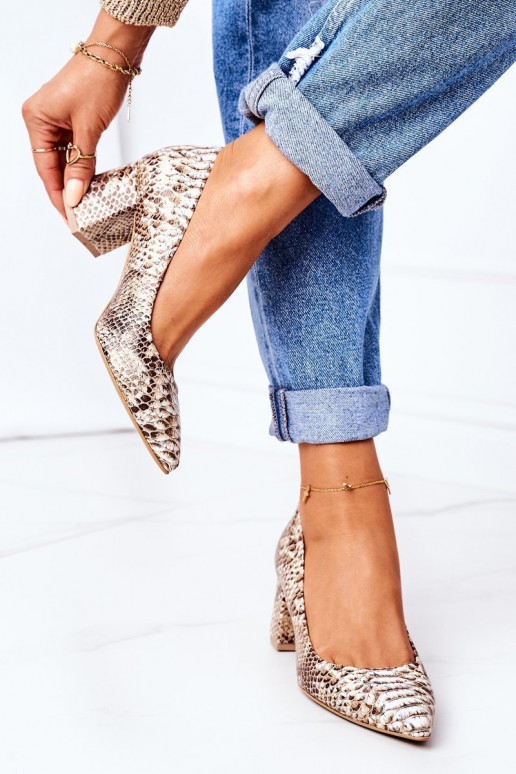 Sapatos dourados com padrões de cobra