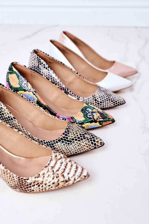 Sapatos dourados com padrões de cobra