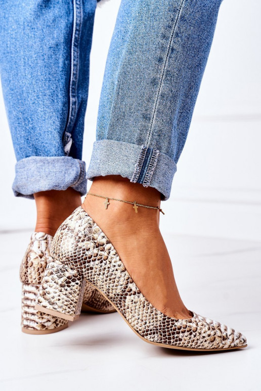 Sapatos dourados com padrões de cobra