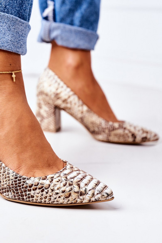 Sapatos dourados com padrões de cobra