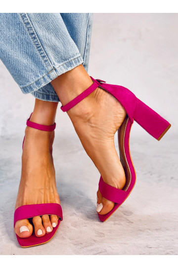 Sapatos rosa de salto alto... 2