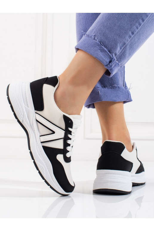 Calçado desportivo na cor branca...