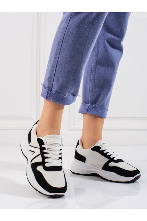 Calçado desportivo na cor branca...