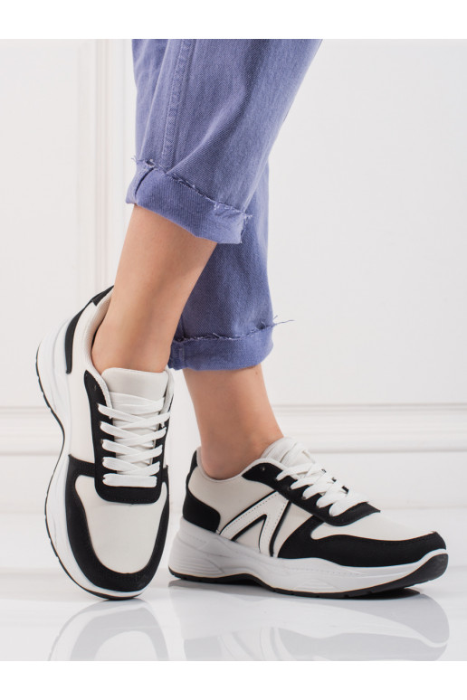 Calçado desportivo na cor branca...