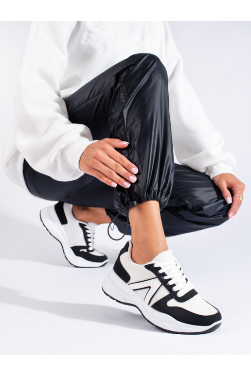 Calçado desportivo na cor branca...