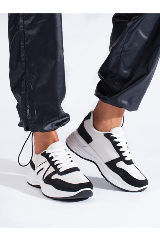 Calçado desportivo na cor branca...