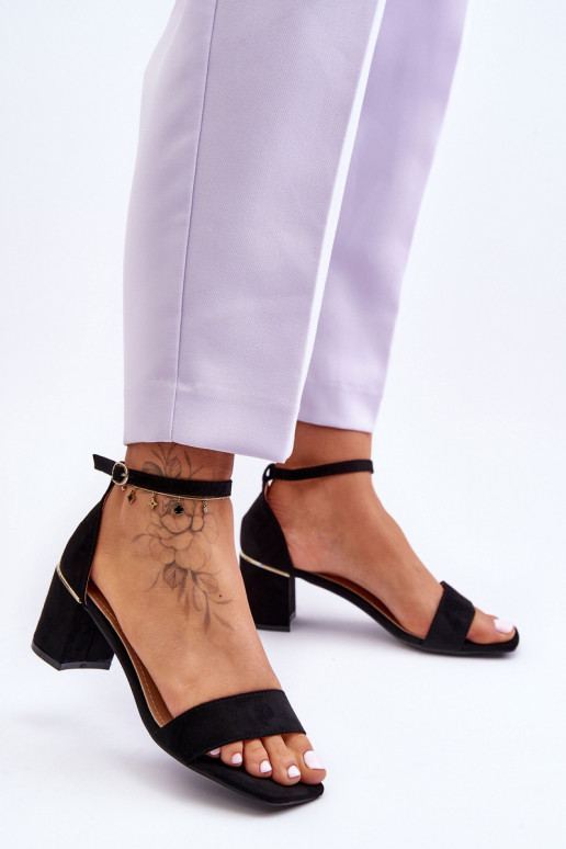 Sapatos de salto baixo na cor preta... Sapatos de salto baixo na cor preta...