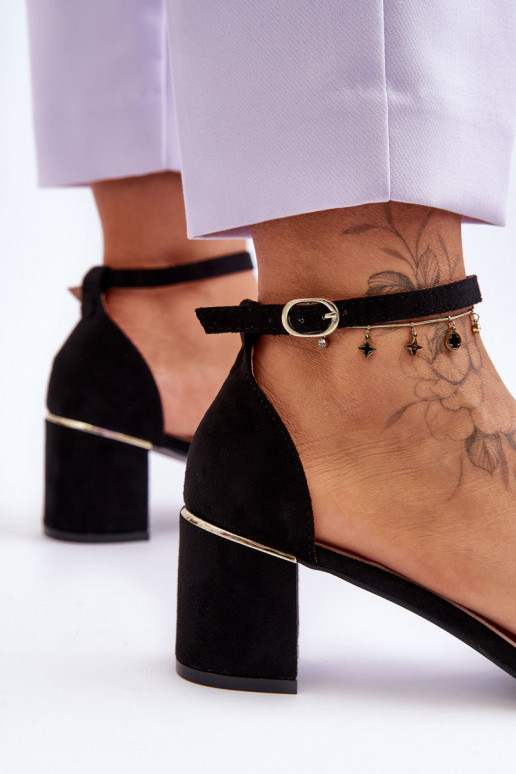 Sapatos de salto baixo na cor preta... Sapatos de salto baixo na cor preta...