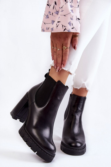 Botas com salto na cor...