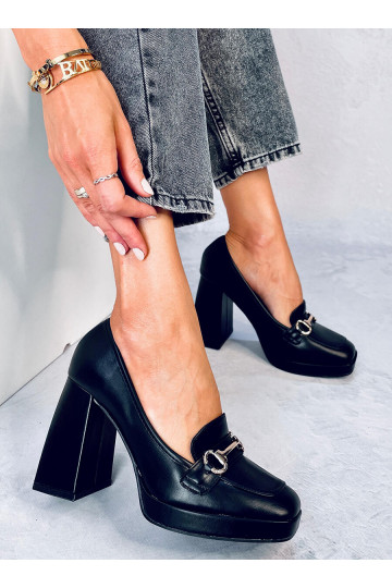 Um sapato estiloso com...