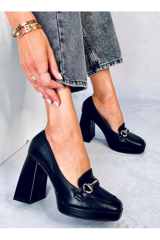 Um sapato estiloso com salto grosso...